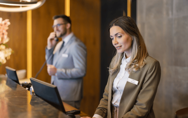 Aprovecha el talento local para ofrecer servicios personalizados