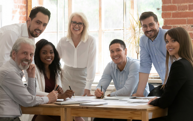El mentoring inverso retiene al personal y combate el edadismo