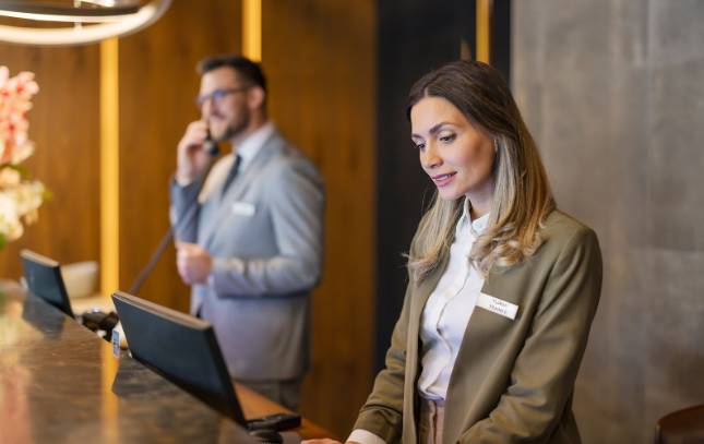 Aprovecha el talento local para ofrecer servicios personalizados